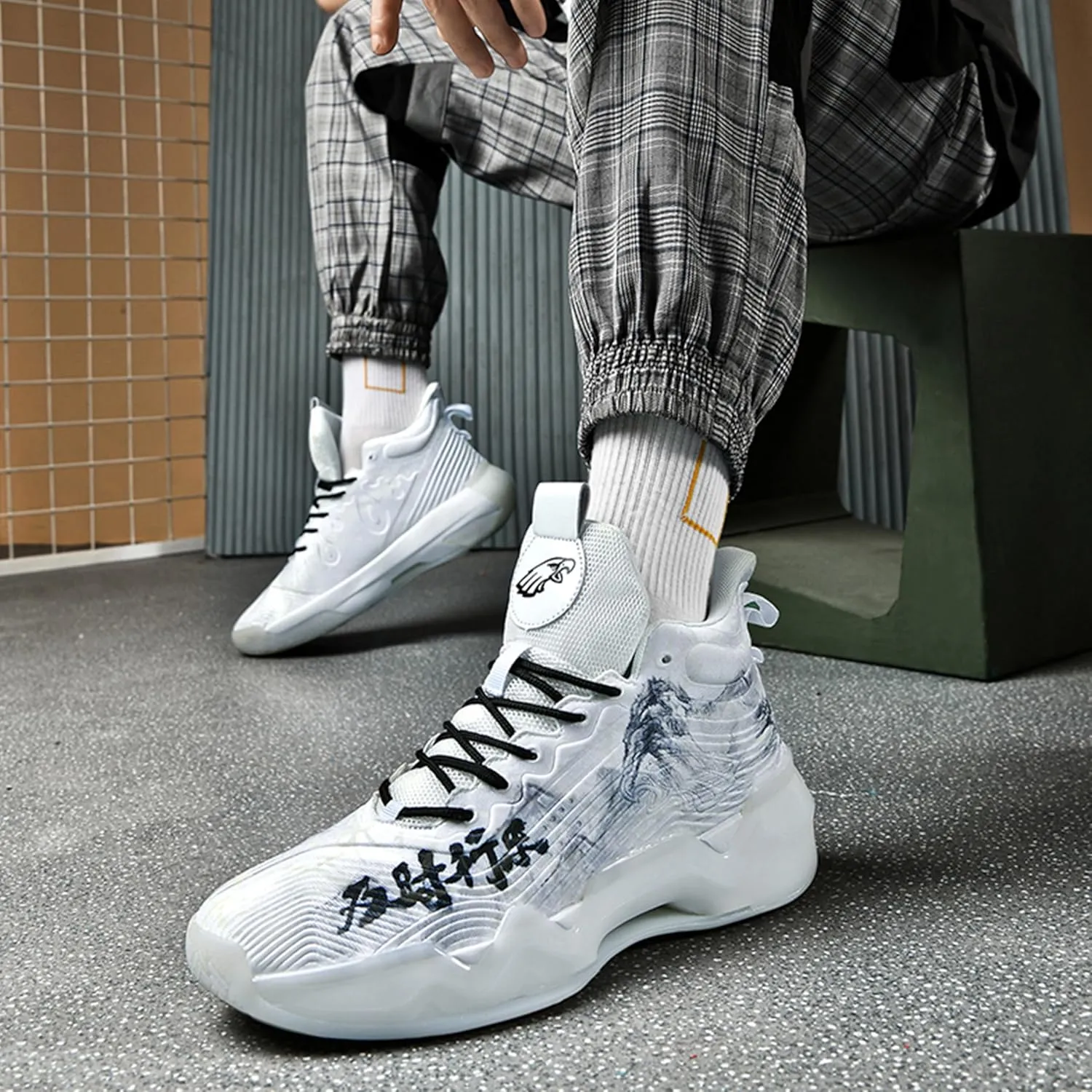 Men's High-Top Basketball ShoesWear-Resistant and Anti-Slip Soles Running Shoes Graffiti Design Fashionable Sports Shoes